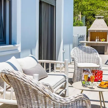 Sleeps 3 Pool Air Con Wifi Willa Mousata