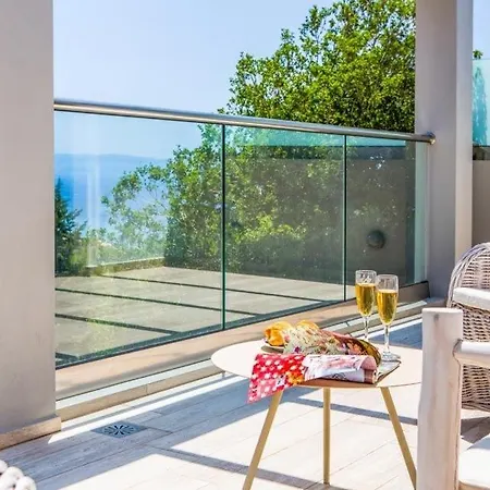 Sleeps 3 Pool Air Con Wifi Willa
