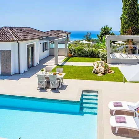 Sleeps 3 Pool Air Con Wifi Willa Mousata