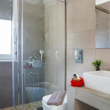 Sleeps 3 Pool Air Con Wifi Willa