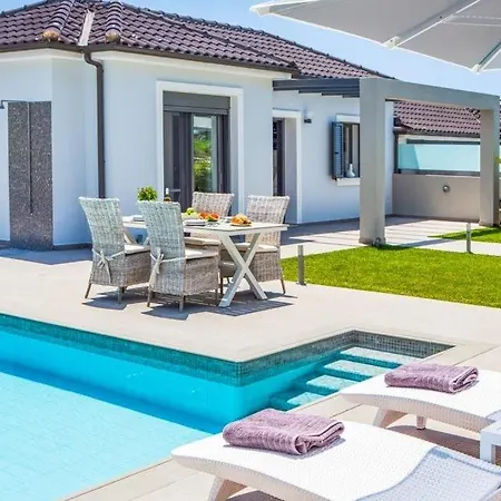 Sleeps 3 Pool Air Con Wifi Villa