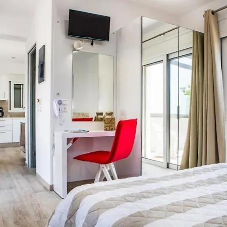 Sleeps 3 Pool Air Con Wifi Mousata
