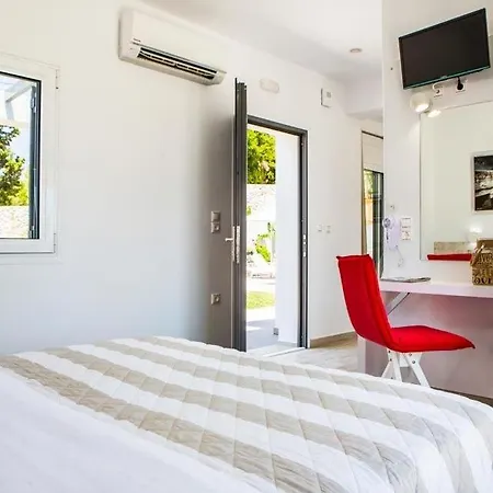Sleeps 3 Pool Air Con Wifi Mousata